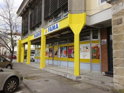 Nova fasada trgovine na Lavričevem trgu.jpg