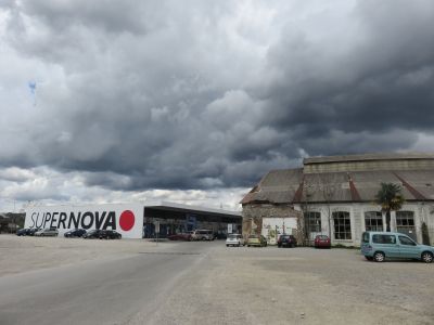 Nasproti trgovskega centra stoji razpadajoča remiza.JPG