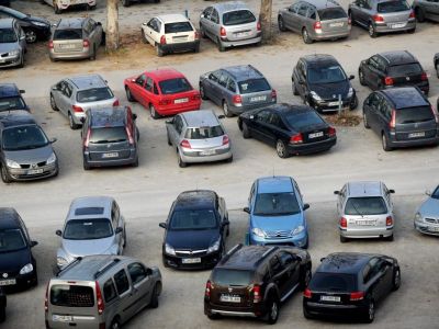 avtomobili avto promet parkirisce.jpg
