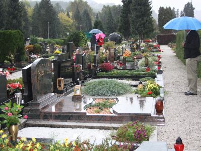 Včeraj so nekateri lastniki grobov že prišli pogledat, ali jim kaj manjka, policija poziva, naj stan