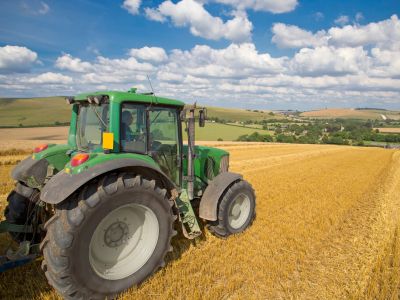 kmet traktor njiva poljedeljstvo