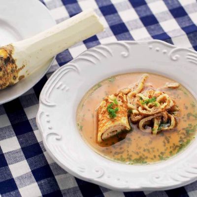 Suppe mit Krenfrittaten als Einlage