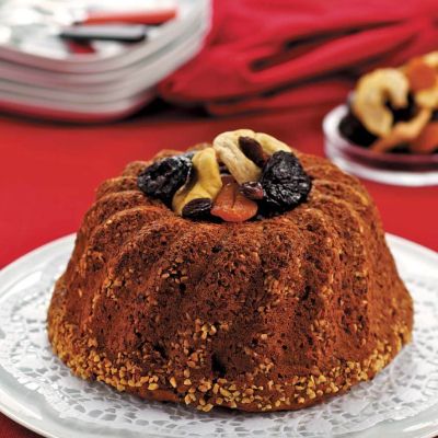 Vollkorn Gugelhupf mit getrockneten Früchten