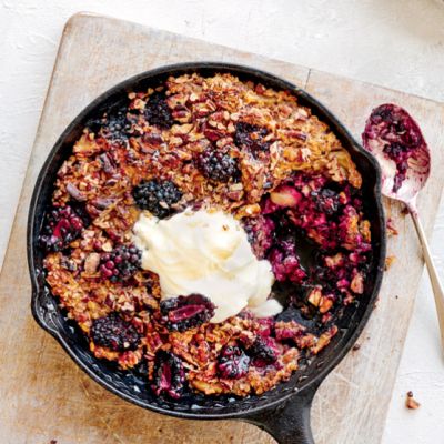 Pečeni kosmiči z robidnicami in jabolki