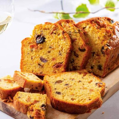 cake z olivami polsuhimi paradizniki in oljem z baziliko