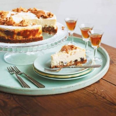 Sirova-torta-z-mandljevimi-piskoti-in-rozinami_PS_558x620_acf_cropped