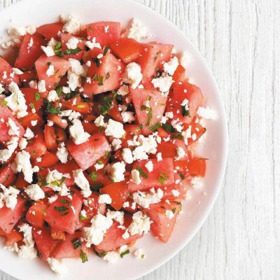 solata iz paradiznika lubenice in sira feta z metinim prelivom