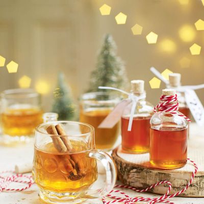 Aromatičen jabolčni sirup s pomarančo in nageljnovimi žbicami
