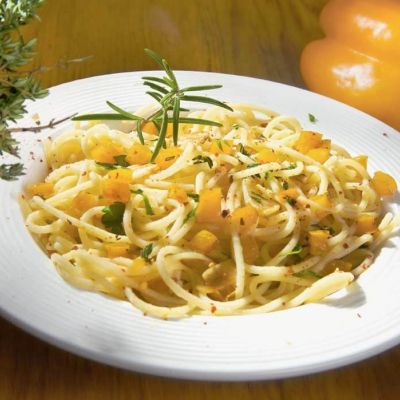 spageti s papriko in zelisci