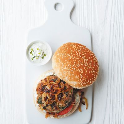 Jagnječji burgerji s špinačo in skuto