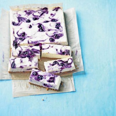 sirova torta z borovnicevimi vrtinci
