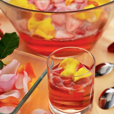 Erdbeerbowle mit Rosenblaettern