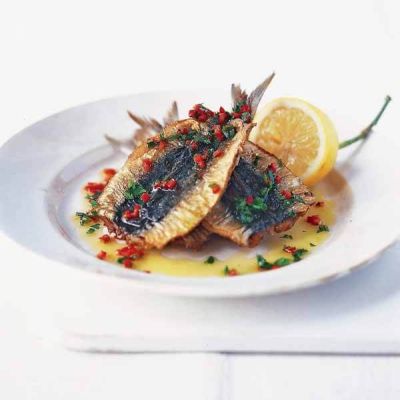 p031-037 In season. What to eat now.Sardines with chilli and lemon