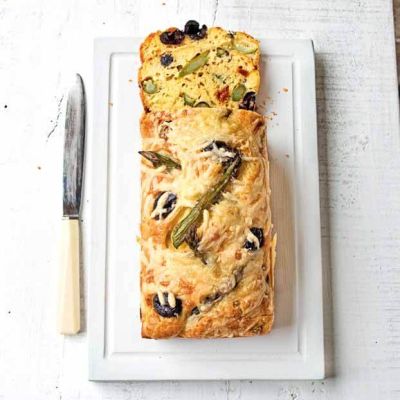 Štruca s šparglji, olivami in posušenimi paradižniki