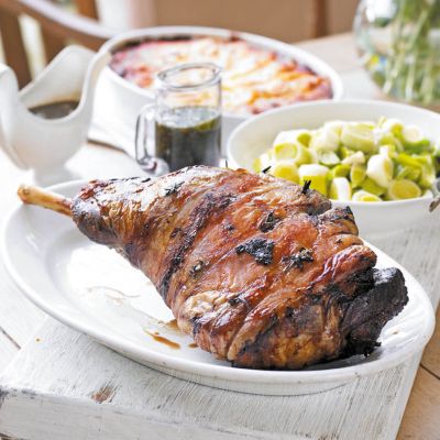 Pečena jagnjetina z rožmarinom in česnom