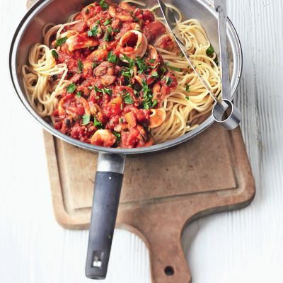 spageti s paradiznikovo morsko omako