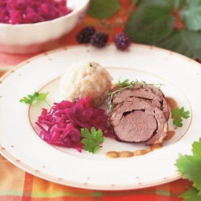 jelenja-pecenka-rdece-zelje-kruhovi-cmoki_558x620_acf_cropped