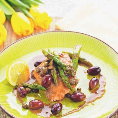 Waller mit Spargel, Kapern und Oliven