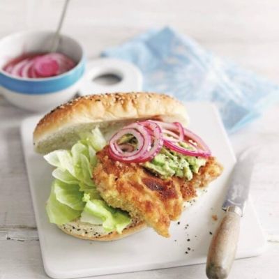 Burger-s-piscancem-cebulo-in-avokadom_558x620_acf_cropped