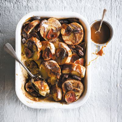 Karameliziran kruhov narastek s figami