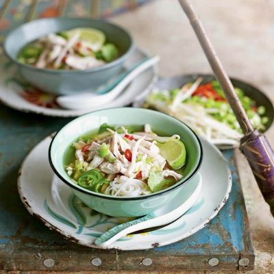 vietnamska piscancja juha z rezanci