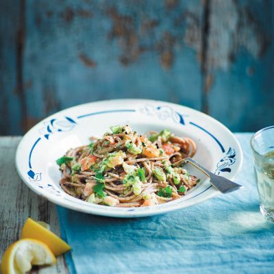 Pirini spageti z avokadom in prekajenim lososom
