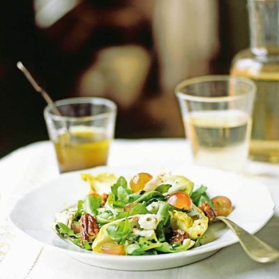blue cheese and grape salad with caramelised pecans