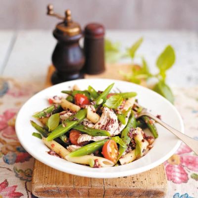 peresniki s piscancem olivno pasto in strocjim fizolom