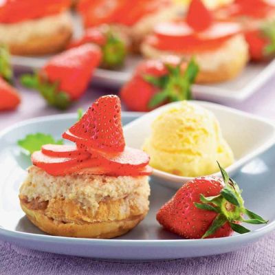 Erdbeertoertchen mit Weinschaumeis