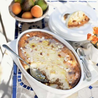 Medena pita z maskarponejem in grškim jogurtom