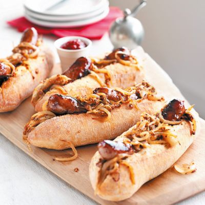 Hotdog s pečenico in gorčično čebulo