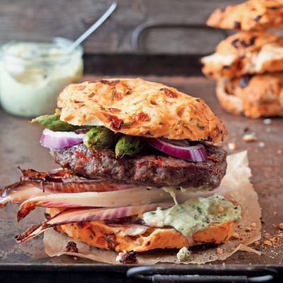 Burger z avokadovo majonezo