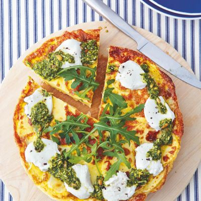 Krompirjeva omleta s pestom in kozjim sirom