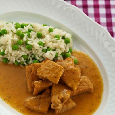 Geschmortes Schweinsragout mit Risipisi