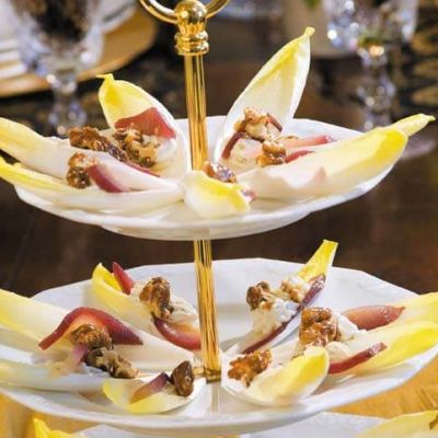 Belgijski radic z modrim sirom kandiranimi orehi in posiranimi hruskami