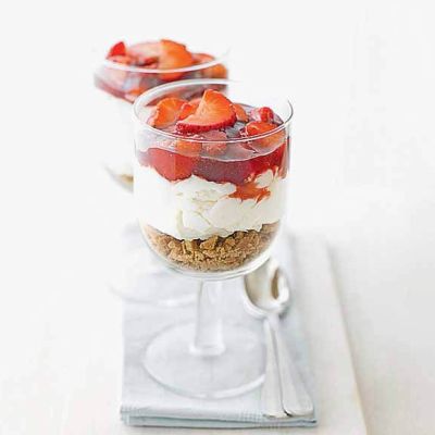 Jagodna sladica v kozarcu