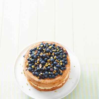 torta z borovnicami pistacijami in kardamomovo kremo