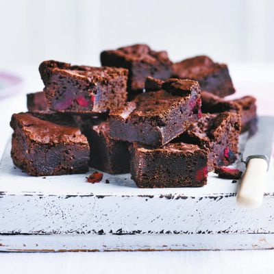 Veganski rjavčki s kandiranimi češnjami in mandlji