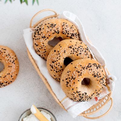 Fresh,Baked,Sourdough,New,York,Style,Bagels,On,Light,Table,