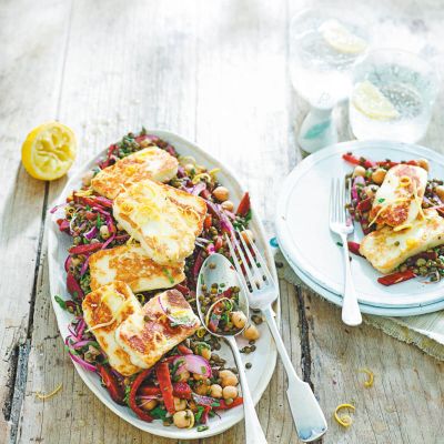 Sir na žaru v solati z limonasto lečo, čičerko in peso