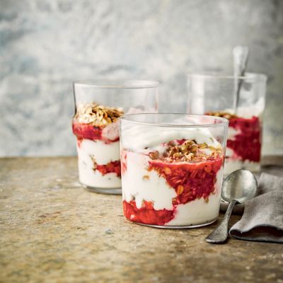Jogurtovi kozarčki z ovsenim drobljencem in malinami