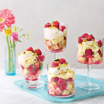 Kupe z malinami, pistacijami in limonovo kremo