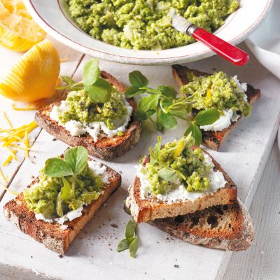 Pire iz boba in graha s kozjim sirom in kruhom z drožmi