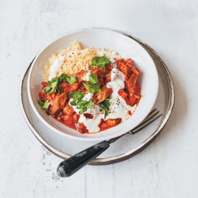 Okra v paradižnikovi omaki s kuskusom