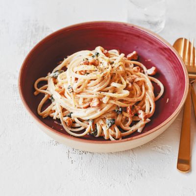 špageti z lešniki in origanom