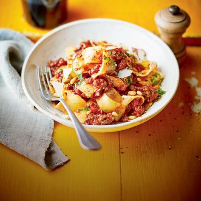 Račji ragu s širokimi rezanci in rumeno kolerabo