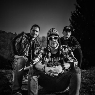 Zvok devetdesetih skozi današnji objektiv – NIRVANA SI s spoštovanjem poustvarjajo duh seattelske grunge scene