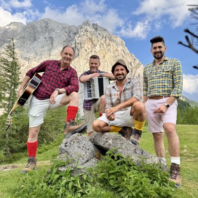 Čuki prepevajo tudi eno najbolj popularnih slovenskih hribovskih in pohodniških pesmi Greva gor v hr