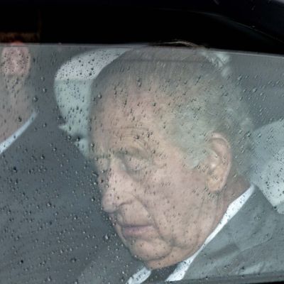 Kralj Karel III.: Monarh se je v Londonu znašel v središču političnih in javnih vprašanj, povezanih s primerom Epstein