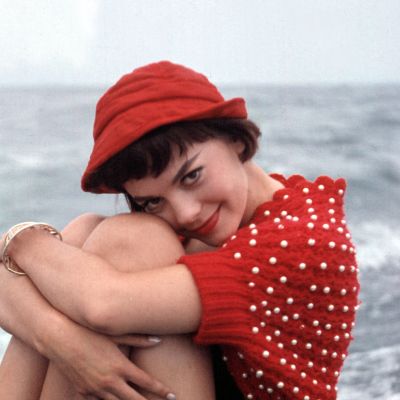 Natalie Wood na izletu z ladjo v petdesetih letih, ujeta v sproščenem trenutku daleč od studijskih l